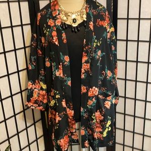 4/$20 bundle and save 💕Multicolored top.